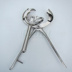 Kleště k aplikaci otočných nosních kruhů B121