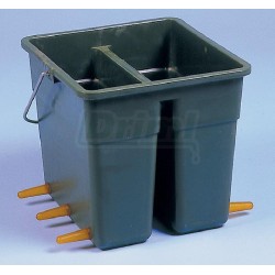 Napájecí kbelík pro jehňata 2 x 4 l, hranatý, dělený , zavěšuje se na příčku hrazení