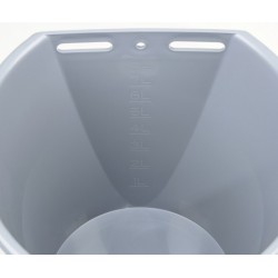 Kbelík napájecí plastový, šedý,zesílený, se stupnicí do 8 l, včetně zpět.ventilu a červeného dudlíku