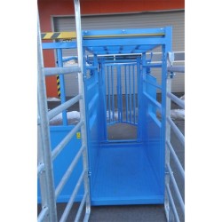 Klec fixační s čelem Priefert a košem